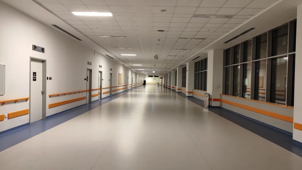 Bác sĩ đang thăm khám cho bệnh nhân